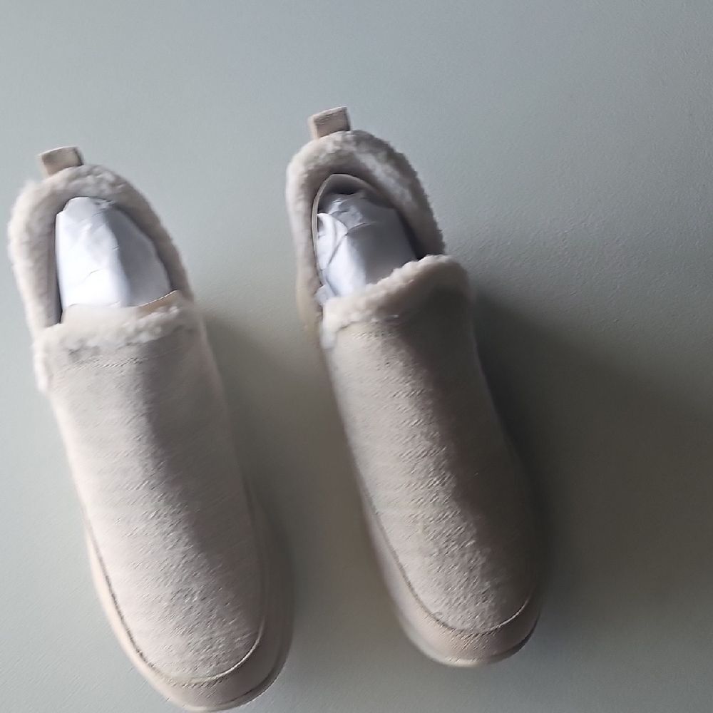 New Skechers Cream Ankle Booties with Plush Lining, SIZE 9.5 Meduum